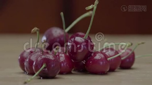 湿汁樱桃浆果躺在木桌上视频
