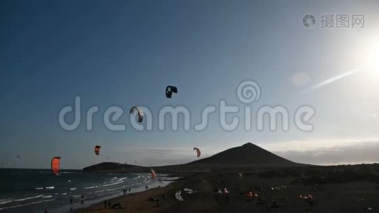 许多五颜六色的风筝在海滩上和风筝冲浪在大风天乘风破浪视频