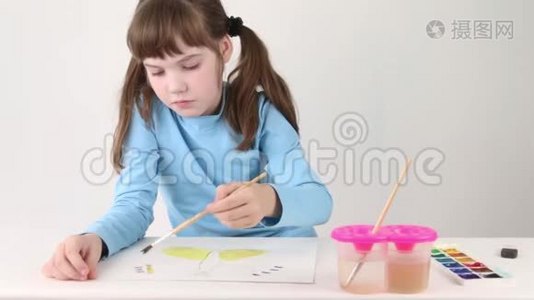 微笑的女孩水彩画蝴蝶在桌子上视频