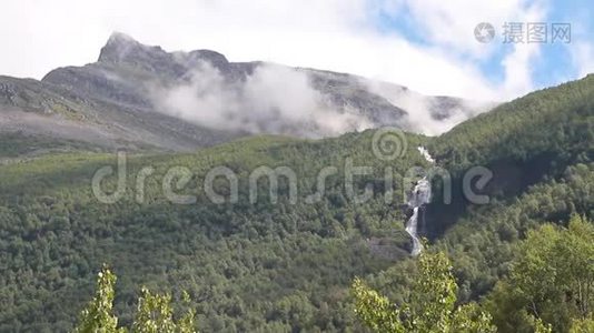 山和瀑布。 盖朗格，斯特兰达，挪威视频