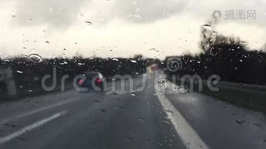 下雨的公路视频
