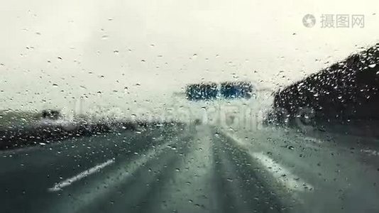 下雨的公路视频