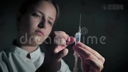 女医生用注射器释放空气视频