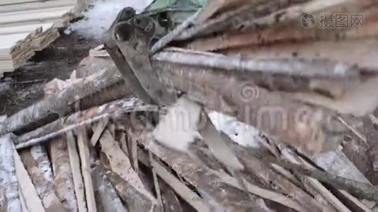 汽车装载机起重机夹爪，锯木机木制废料视频