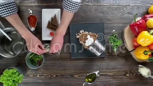 双手装饰食物，木制桌子。视频