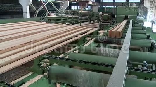 将原木锯成木材的生产线视频