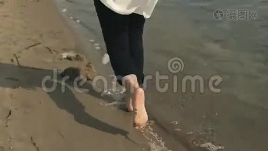 小女孩在水上奔跑视频