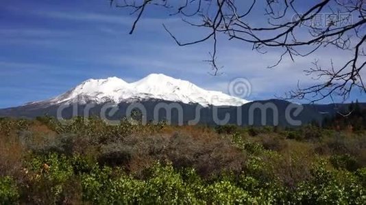 沙斯塔山蓝天空全景视频