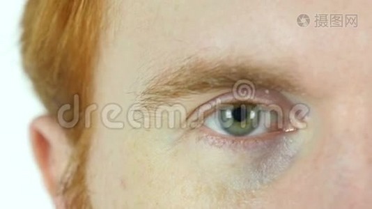 红发胡子人眨动绿眼，闭上眼睛视频