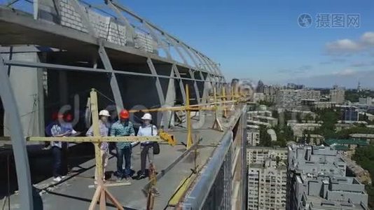 建筑施工现场高空观景与屋顶施工队伍探讨工程方案视频