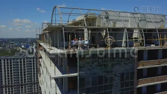 建筑施工现场高空观景与屋顶施工队伍探讨工程方案视频