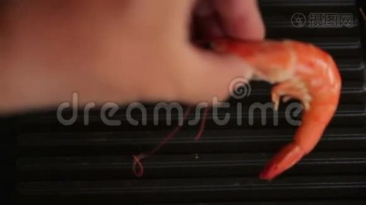 手把虾放在烤架上视频
