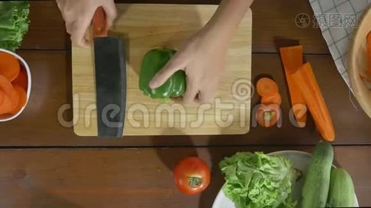 女主厨在厨房的砧板上做沙拉、健康食品和剁椒视频