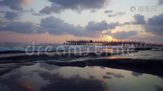 岩石海滩海岸码头的美景。视频