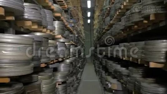 成千上万的胶片卷被储存在胶片档案中。视频