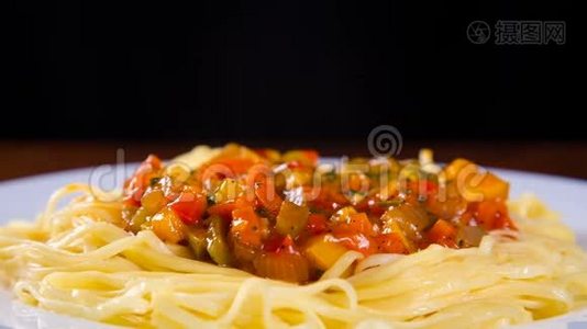 蔬菜酱和欧芹盘子里的意大利面视频