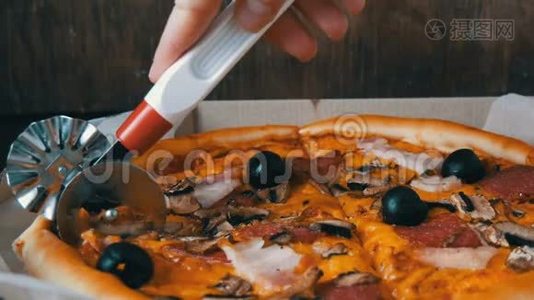 手切一块意大利大比萨饼，里面有黑橄榄、培根、腊肠和奶酪视频