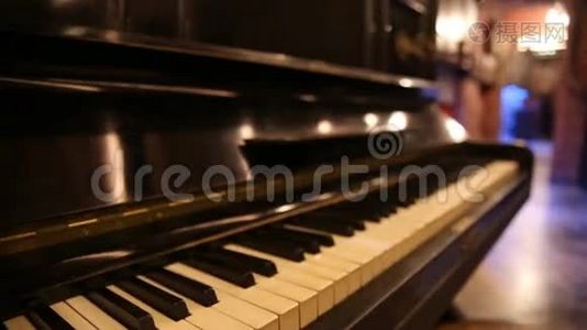 旧钢琴键盘概述视频