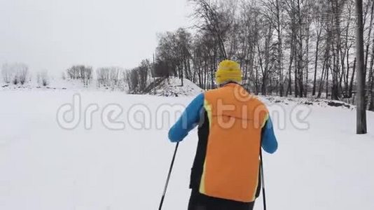 在雪地森林里滑雪基地上滑雪的家伙视频