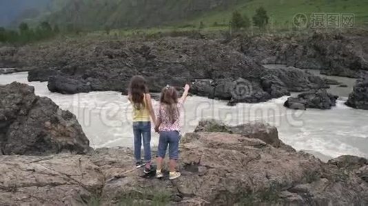 孩子们正在旅行寻找冒险。 小女孩牵着手。 3.年轻的旅游者正站在视频