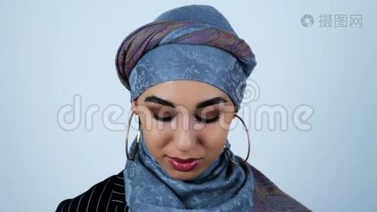 年轻美丽的阿拉伯女人，在孤独的白色背景上带着慷慨的微笑视频