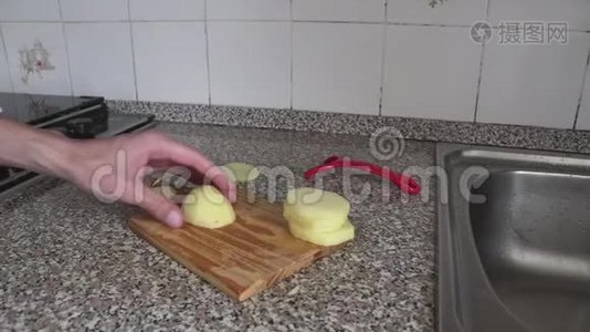 在厨房里用大刀切土豆视频
