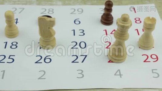 在空白日历表上的棋子视频