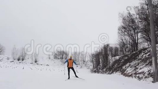 在雪地森林里滑雪基地上滑雪的家伙视频