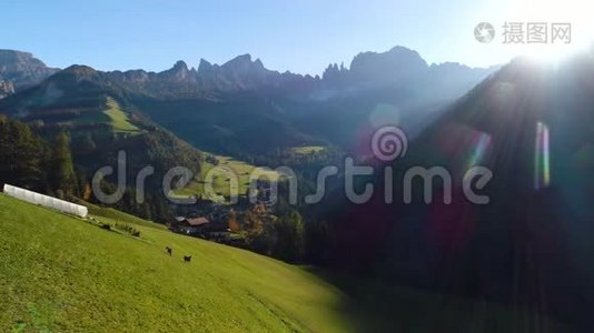 美丽的高山村山景，绿色的草地和牧场，山峰。 南蒂罗尔的多洛米蒂阿尔卑斯山视频