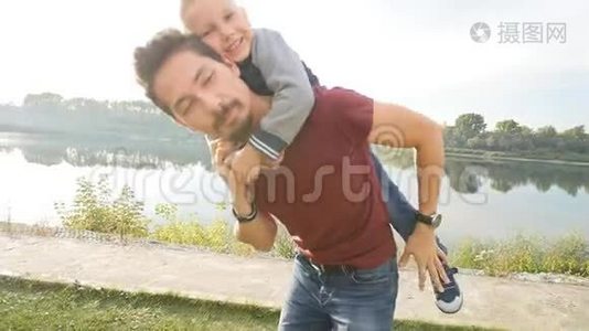 家庭和儿童的概念。 快乐父子在夏日公园玩得开心视频