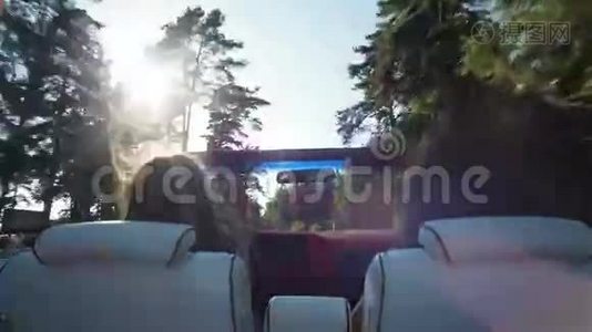 乘坐敞篷车的两位快乐的旅行者视频
