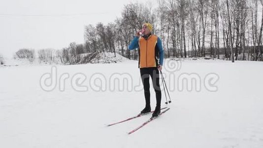 在雪地森林里滑雪基地上滑雪的家伙视频