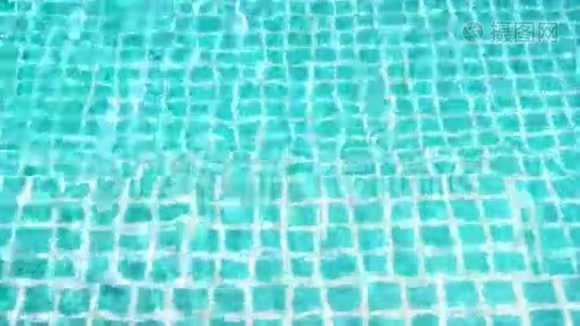 游泳池表面蓝色绿松石清爽水水。 热带早晨的波浪和风视频