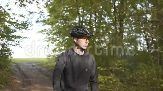 自行车骑士肖像视频