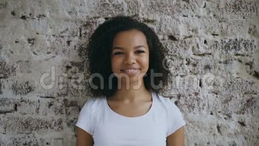 年轻快乐的非洲女孩礼物盒和微笑镜头的肖像视频