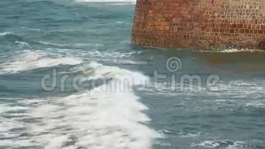 波浪冲击着墙视频