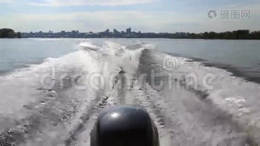 摩托艇漂在河上.视频