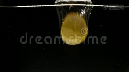 果汁柠檬和水溅视频