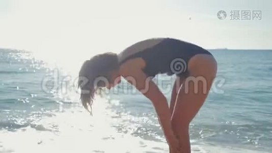 小女孩在海边做健身运动视频