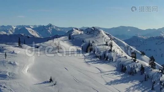 空中无人机射击雪山坡滑雪道视频