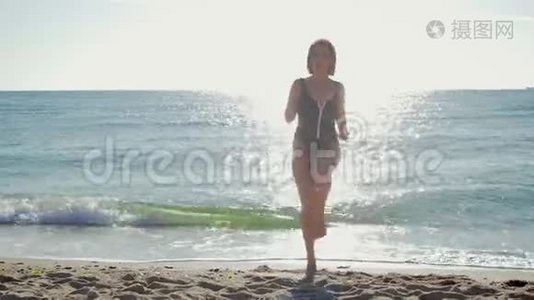 年轻女子在海洋的背景下健身视频