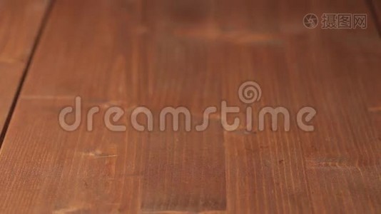 女人把烤盘和巧克力饼干放在木桌上。视频