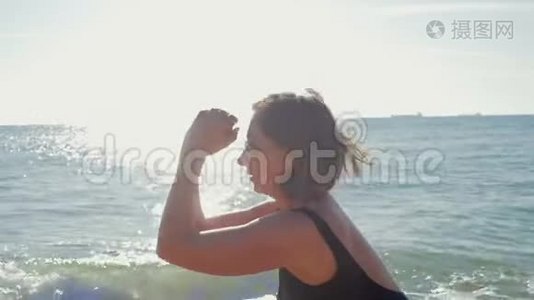小女孩在海边做健身运动视频