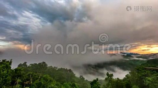 美丽的风景，有薄雾的早晨日出和山景视频