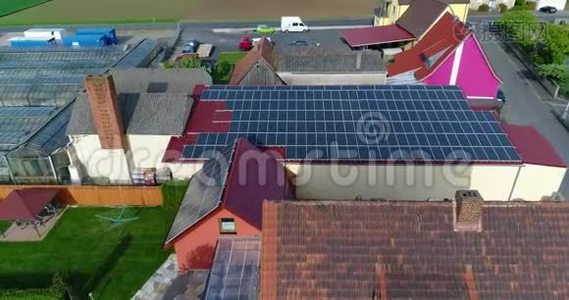 屋顶上的太阳能电池板，太阳能电池板提取电能，个人太阳能发电站视频