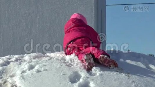 小女孩喜欢在冬天玩视频