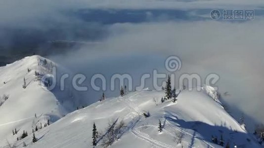 空中无人机射击雪山坡滑雪道视频