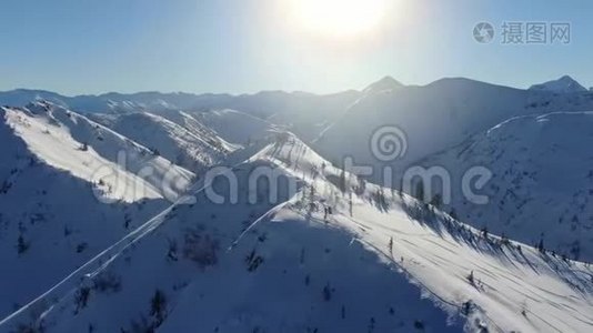 空中无人机射击雪山坡滑雪道视频