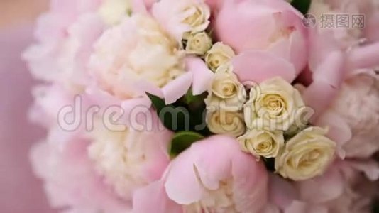 美丽的清新柔和的婚礼装饰圆形花束，白色玫瑰和粉红色牡丹视频