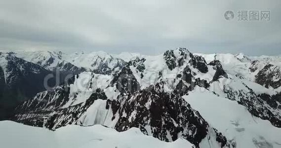 落基山脉的山峰覆盖着雪。 从无人驾驶飞机拍摄，俯视。视频